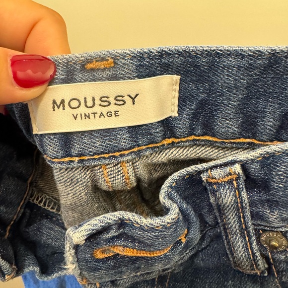 Mousy vintage denim. Great fit. Holes. Taper at bottom slightly boyfriend style - Picture 5 of 7